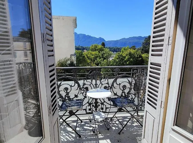 Grand Studio 38m2 Dans Ancien Palace Avec Piscine Et Place De Parking Privee