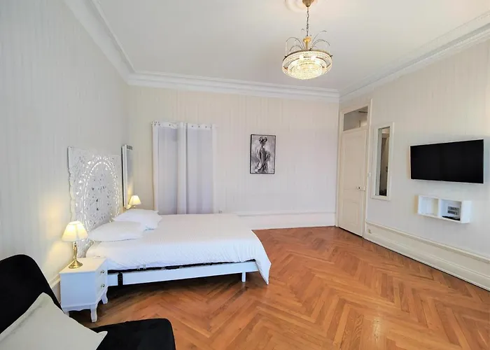 Grand Studio 38m2 Dans Ancien Palace Avec Piscine Et Place De Parking Privee *